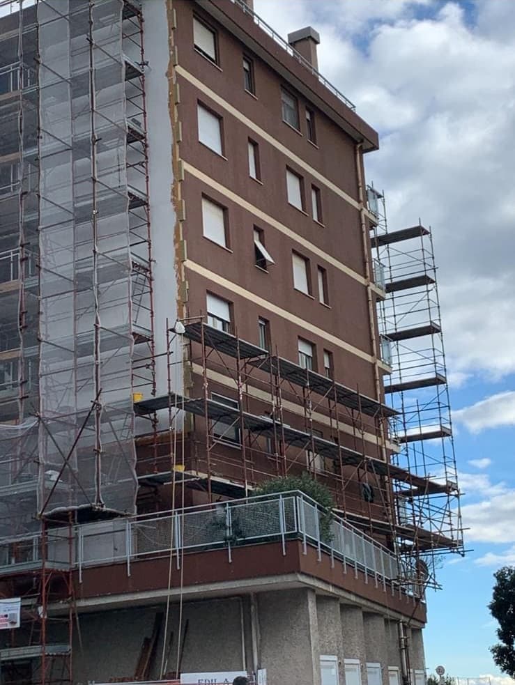 Parapetti di sicurezza e ponteggio esterno – Novi Ponteggi (AL)
