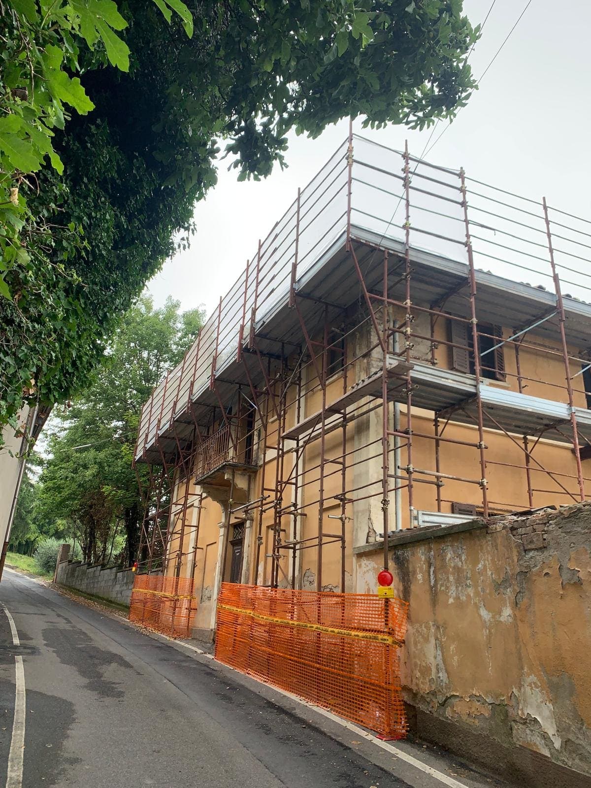 Parapetti di sicurezza e ponteggio esterno – Novi Ponteggi (AL)