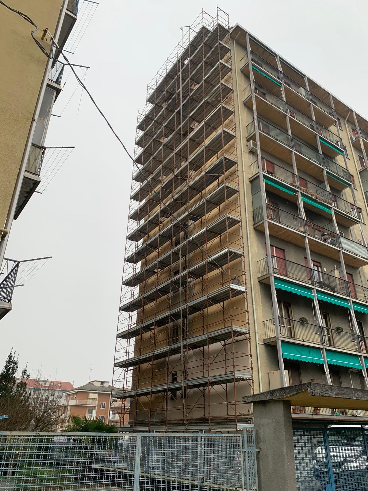 Cantiere con ponteggio residenziale smontato da Novi Ponteggi