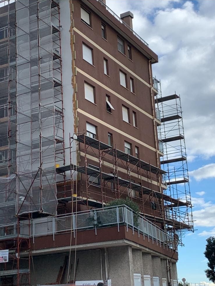 Parapetti di sicurezza e ponteggio esterno – Novi Ponteggi (AL)