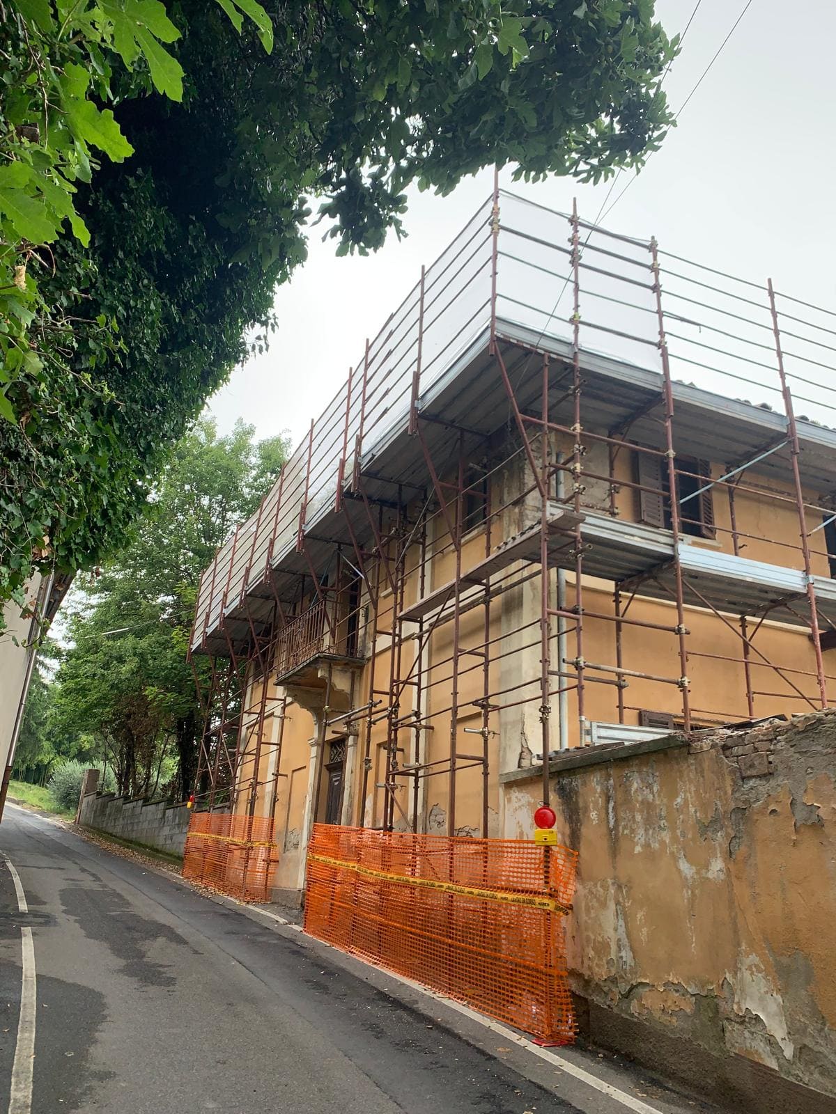 Parapetti di sicurezza e ponteggio esterno – Novi Ponteggi (AL)